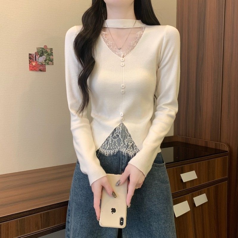 Svetrový top v štýle cardigan s halterneckom a V-krkom, čipkové detaily, úzky strih, dlhé rukávy, zmes polyester-elastan (Jar 2025)