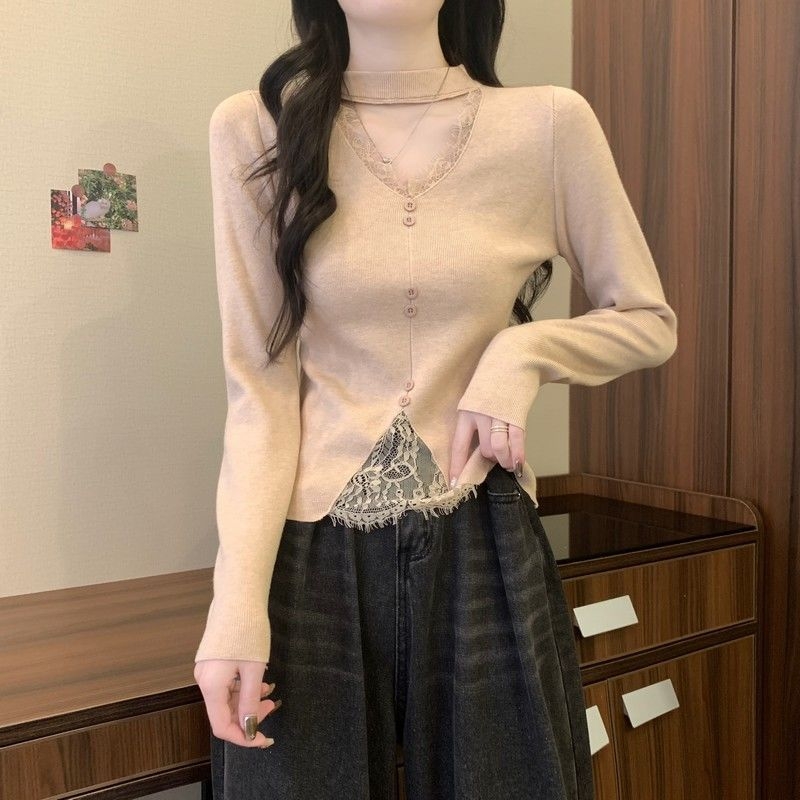 Svetrový top v štýle cardigan s halterneckom a V-krkom, čipkové detaily, úzky strih, dlhé rukávy, zmes polyester-elastan (Jar 2025)