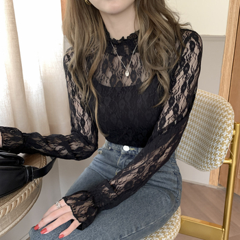 Top din dantelă plasată cu buline, guler semi-turtleneck, mâneci lungi, croială lejeră, lungime 50–65 cm