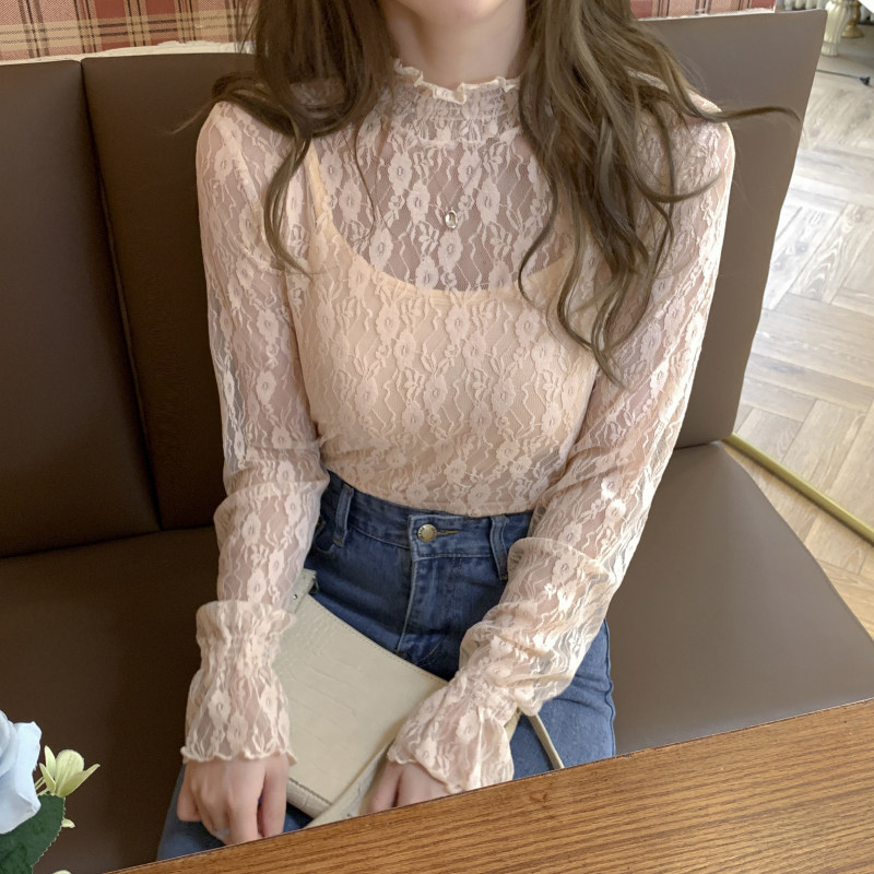 Top din dantelă plasată cu buline, guler semi-turtleneck, mâneci lungi, croială lejeră, lungime 50–65 cm