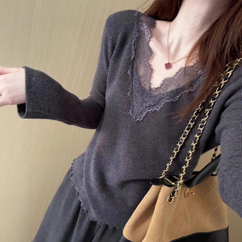 Pleteni džemper s V izrezom, čipkom i volanom na rubu, uski kroj, dugi rukavi