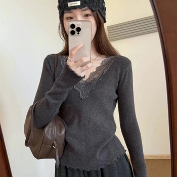 Pleteni džemper s V izrezom, čipkom i volanom na rubu, uski kroj, dugi rukavi