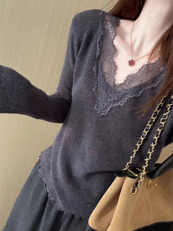 Pleteni džemper s V izrezom, čipkom i volanom na rubu, uski kroj, dugi rukavi