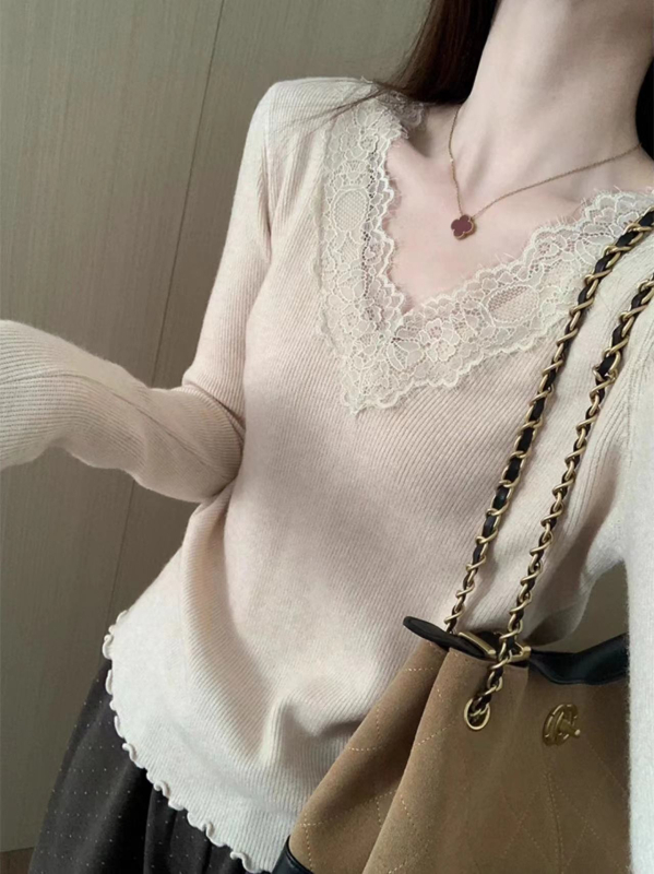 Pleteni džemper s V izrezom, čipkom i volanom na rubu, uski kroj, dugi rukavi