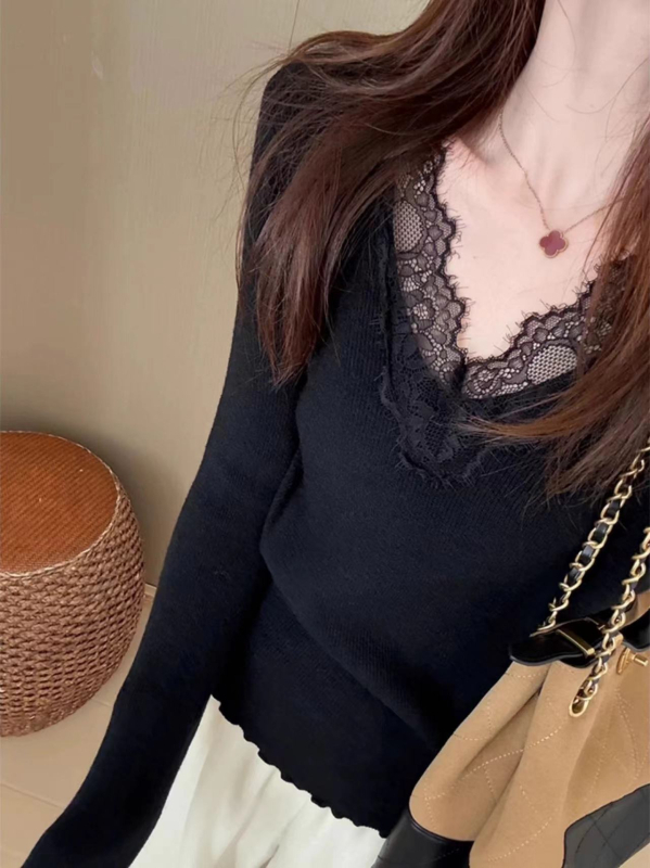 Pleteni džemper s V izrezom, čipkom i volanom na rubu, uski kroj, dugi rukavi