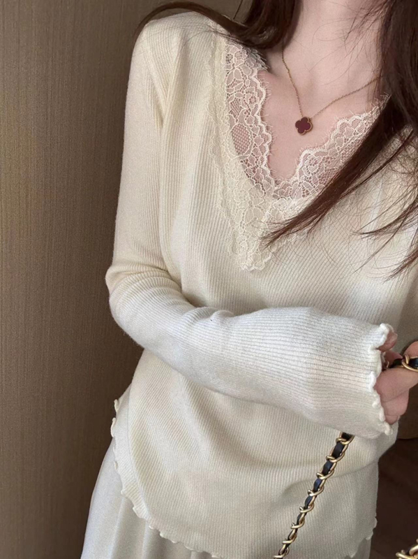 Pleteni džemper s V izrezom, čipkom i volanom na rubu, uski kroj, dugi rukavi