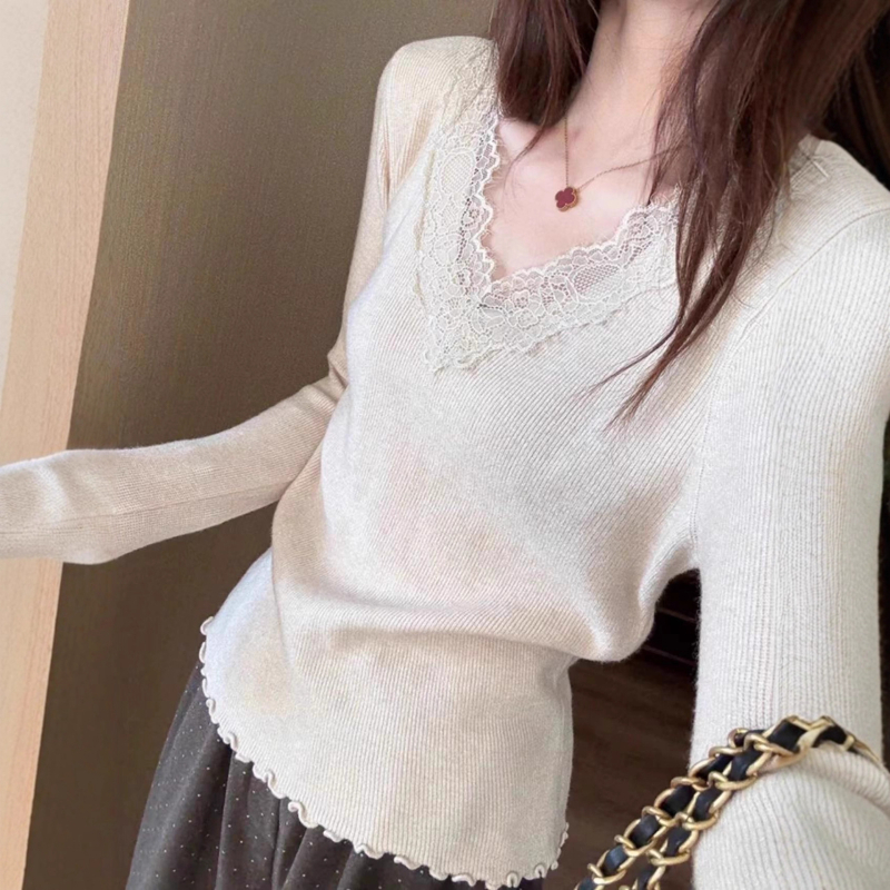 Pleteni džemper s V izrezom, čipkom i volanom na rubu, uski kroj, dugi rukavi