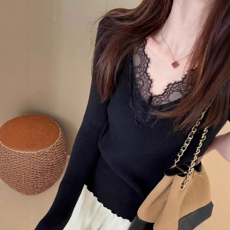 Pleteni džemper s V izrezom, čipkom i volanom na rubu, uski kroj, dugi rukavi