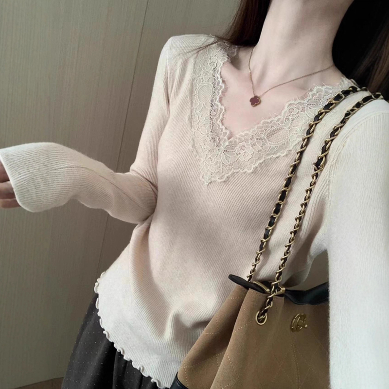 Pleteni džemper s V izrezom, čipkom i volanom na rubu, uski kroj, dugi rukavi