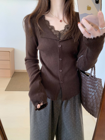 Cardigan simplu într-o culoare solidă, amestec poliester- acril, detalii patchwork, guler cu deschidere, mâneci lungi