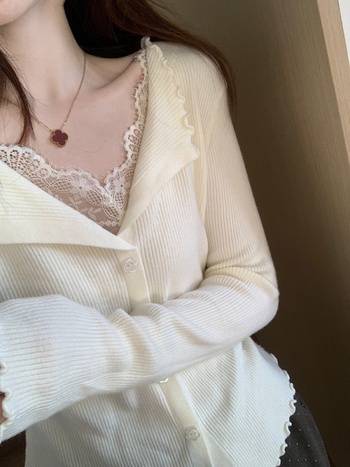 Cardigan simplu într-o culoare solidă, amestec poliester- acril, detalii patchwork, guler cu deschidere, mâneci lungi