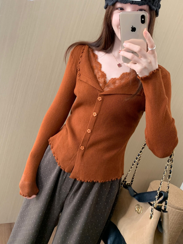 Cardigan simplu într-o culoare solidă, amestec poliester- acril, detalii patchwork, guler cu deschidere, mâneci lungi
