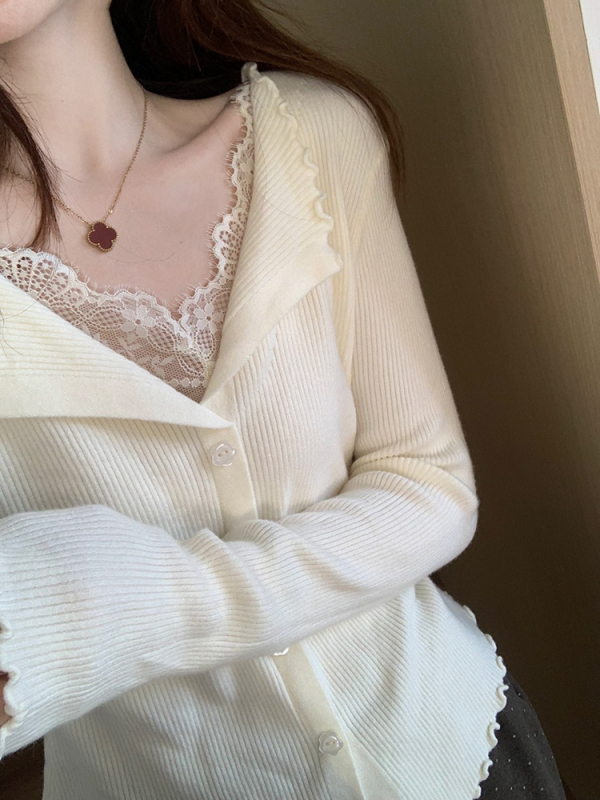 Cardigan simplu într-o culoare solidă, amestec poliester- acril, detalii patchwork, guler cu deschidere, mâneci lungi