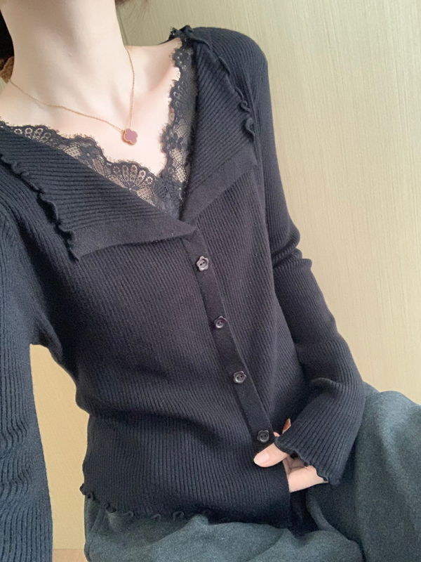 Cardigan simplu într-o culoare solidă, amestec poliester- acril, detalii patchwork, guler cu deschidere, mâneci lungi