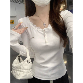 Γυναικείο εφαρμοστό βαμβακερό T-shirt, μακριά μανίκια, μοτίβο κειμένου, λαιμός με τετράγωνο-στρογυλεμένο σχέδιο