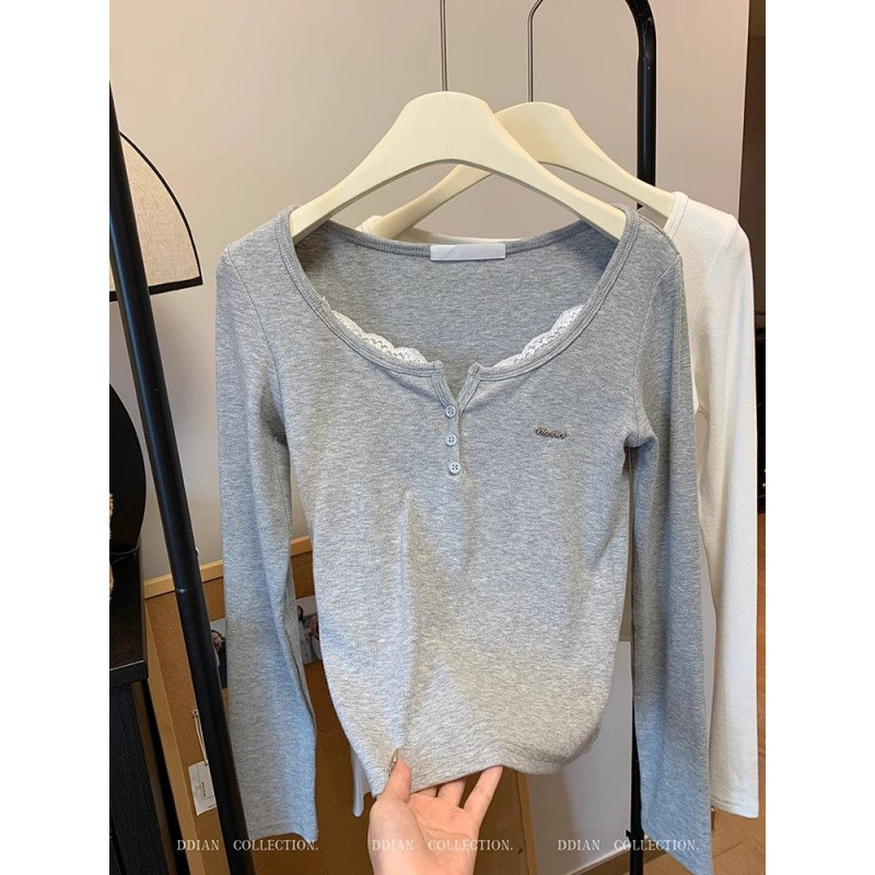 Γυναικείο εφαρμοστό βαμβακερό T-shirt, μακριά μανίκια, μοτίβο κειμένου, λαιμός με τετράγωνο-στρογυλεμένο σχέδιο