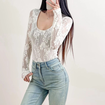 Ženski kombinezon s čipkom i kukičanim uzorkom, viskoza, dugi rukavi, nizak okrugli izrez, uzorak biljke i cvijeće, zatvaranje kopčama