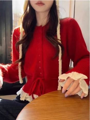 Cardigan tricotat cu talie evidențiată, model color-block, guler rotund și nasturi pe un rând; tricot din amestec velur de oaie și acrilic, lungime 50-65 cm