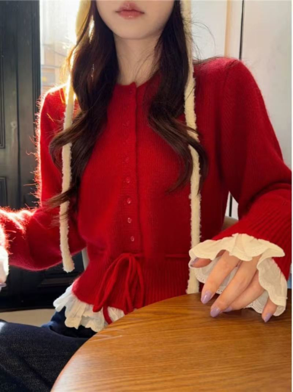 Cardigan tricotat cu talie evidențiată, model color-block, guler rotund și nasturi pe un rând; tricot din amestec velur de oaie și acrilic, lungime 50-65 cm