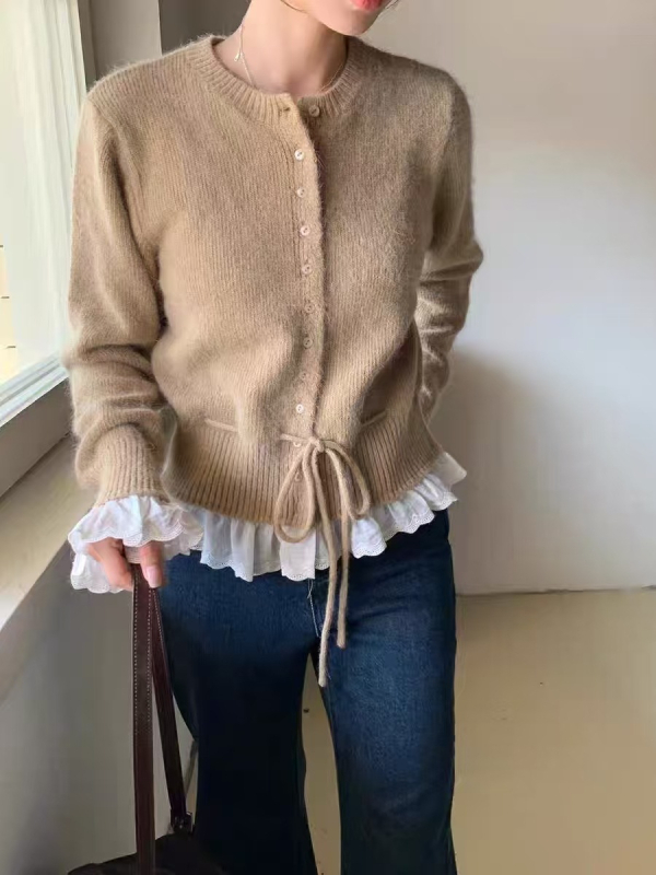 Cardigan tricotat cu talie evidențiată, model color-block, guler rotund și nasturi pe un rând; tricot din amestec velur de oaie și acrilic, lungime 50-65 cm