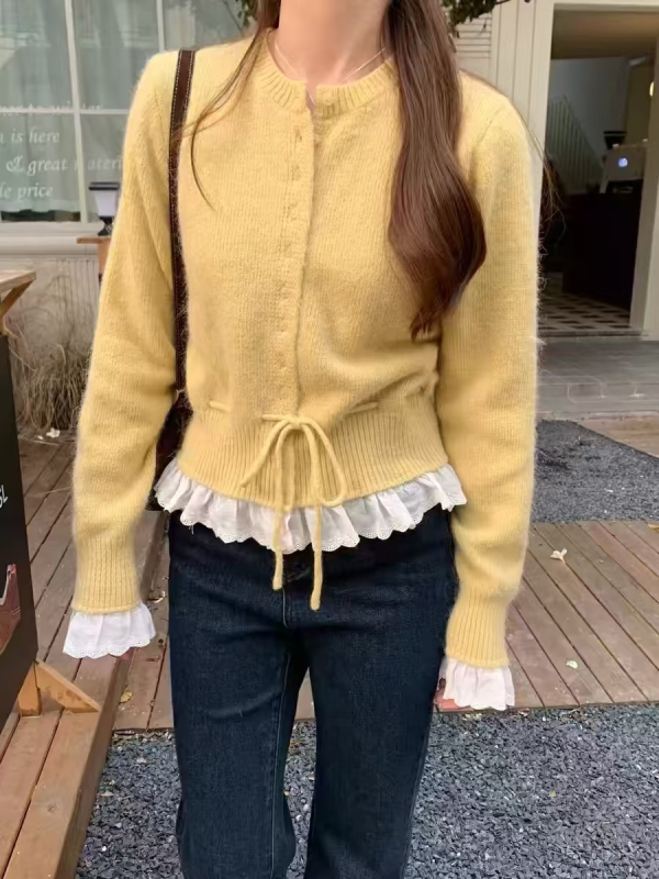 Cardigan tricotat cu talie evidențiată, model color-block, guler rotund și nasturi pe un rând; tricot din amestec velur de oaie și acrilic, lungime 50-65 cm