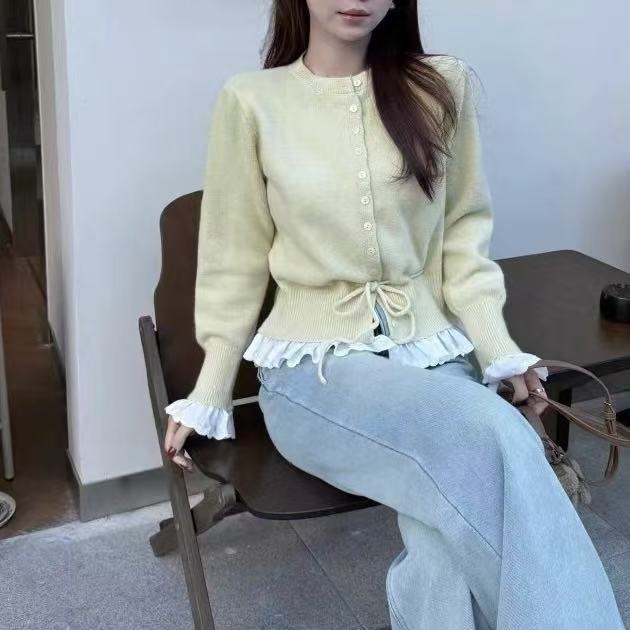 Cardigan tricotat cu talie evidențiată, model color-block, guler rotund și nasturi pe un rând; tricot din amestec velur de oaie și acrilic, lungime 50-65 cm