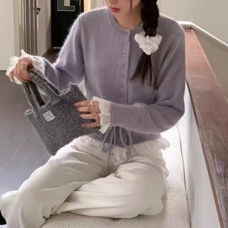 Cardigan tricotat cu talie evidențiată, model color-block, guler rotund și nasturi pe un rând; tricot din amestec velur de oaie și acrilic, lungime 50-65 cm