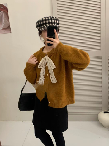 Pleten kardigan s čipkastom mašnicom, okrugli ovratnik, slobodan kroj, dugi rukavi, gumbi u obliku srca