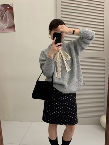 Pleten kardigan s čipkastom mašnicom, okrugli ovratnik, slobodan kroj, dugi rukavi, gumbi u obliku srca