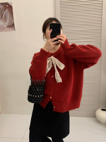 Pleten kardigan s čipkastom mašnicom, okrugli ovratnik, slobodan kroj, dugi rukavi, gumbi u obliku srca