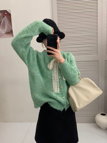 Pleten kardigan s čipkastom mašnicom, okrugli ovratnik, slobodan kroj, dugi rukavi, gumbi u obliku srca