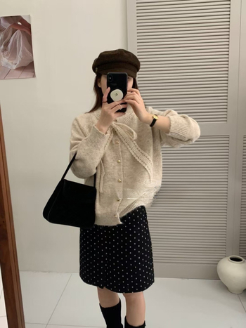 Pleten kardigan s čipkastom mašnicom, okrugli ovratnik, slobodan kroj, dugi rukavi, gumbi u obliku srca