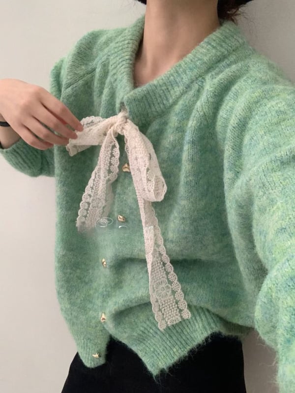 Pleten kardigan s čipkastom mašnicom, okrugli ovratnik, slobodan kroj, dugi rukavi, gumbi u obliku srca