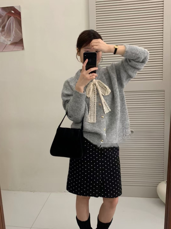 Pleten kardigan s čipkastom mašnicom, okrugli ovratnik, slobodan kroj, dugi rukavi, gumbi u obliku srca