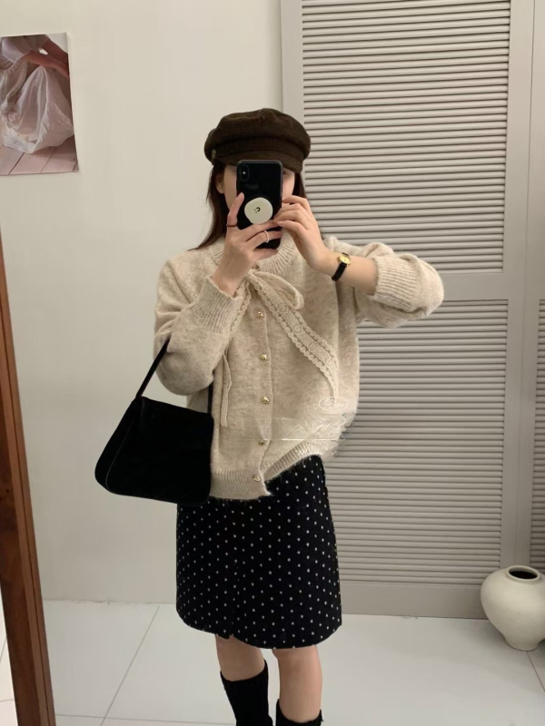 Pleten kardigan s čipkastom mašnicom, okrugli ovratnik, slobodan kroj, dugi rukavi, gumbi u obliku srca