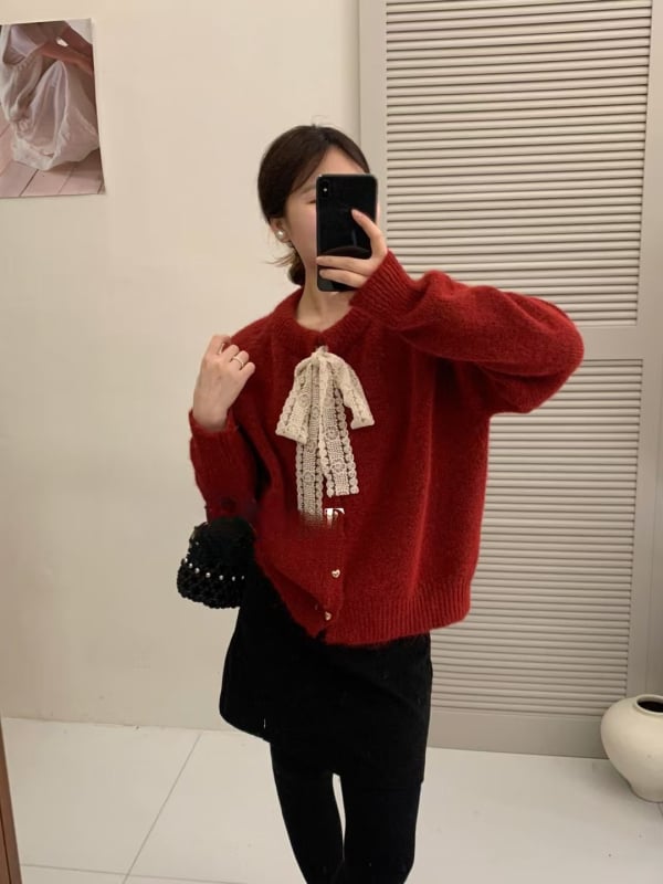 Pleten kardigan s čipkastom mašnicom, okrugli ovratnik, slobodan kroj, dugi rukavi, gumbi u obliku srca