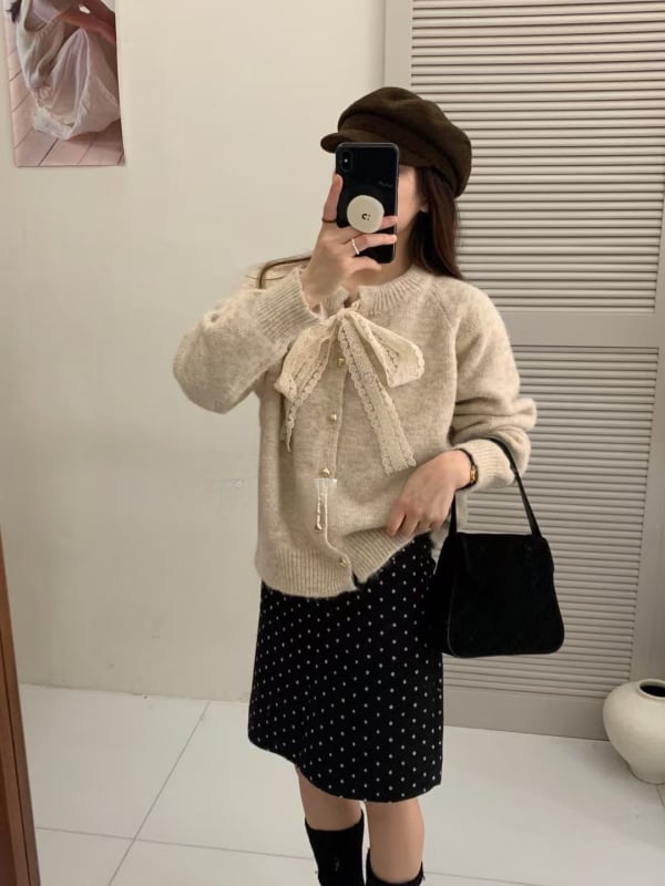 Pleten kardigan s čipkastom mašnicom, okrugli ovratnik, slobodan kroj, dugi rukavi, gumbi u obliku srca