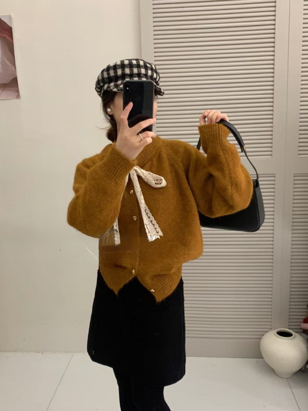 Pleten kardigan s čipkastom mašnicom, okrugli ovratnik, slobodan kroj, dugi rukavi, gumbi u obliku srca