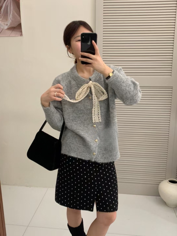 Pleten kardigan s čipkastom mašnicom, okrugli ovratnik, slobodan kroj, dugi rukavi, gumbi u obliku srca