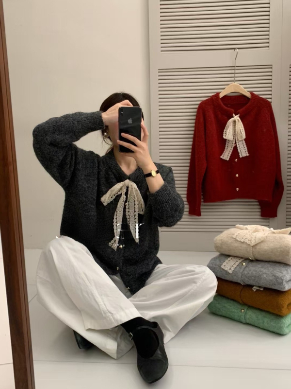 Pleten kardigan s čipkastom mašnicom, okrugli ovratnik, slobodan kroj, dugi rukavi, gumbi u obliku srca