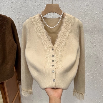 Cardigan tricotat cu decolteu în V, accente de dantelă, design patchwork pe panouri, tricot din amestec nylon, croială slim