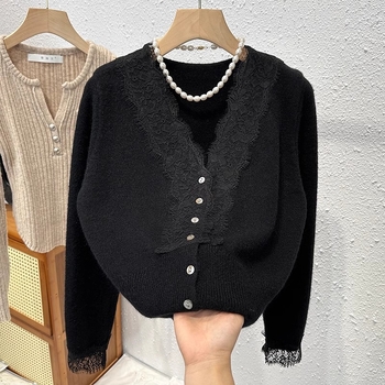 Cardigan tricotat cu decolteu în V, accente de dantelă, design patchwork pe panouri, tricot din amestec nylon, croială slim