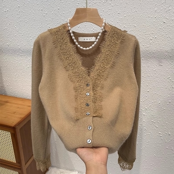 Cardigan tricotat cu decolteu în V, accente de dantelă, design patchwork pe panouri, tricot din amestec nylon, croială slim
