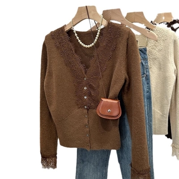 Cardigan tricotat cu decolteu în V, accente de dantelă, design patchwork pe panouri, tricot din amestec nylon, croială slim