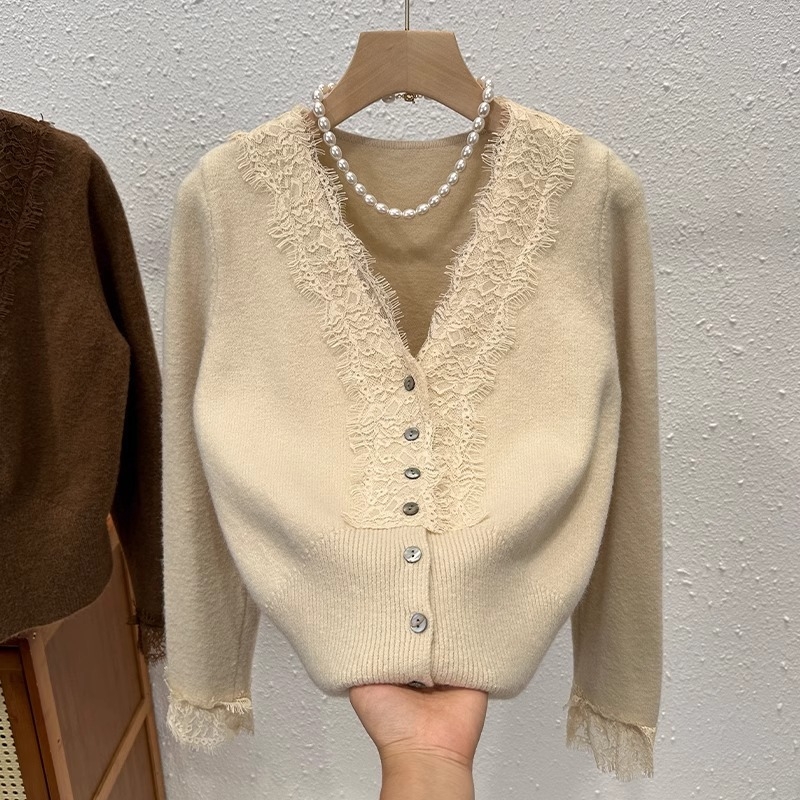 Cardigan tricotat cu decolteu în V, accente de dantelă, design patchwork pe panouri, tricot din amestec nylon, croială slim