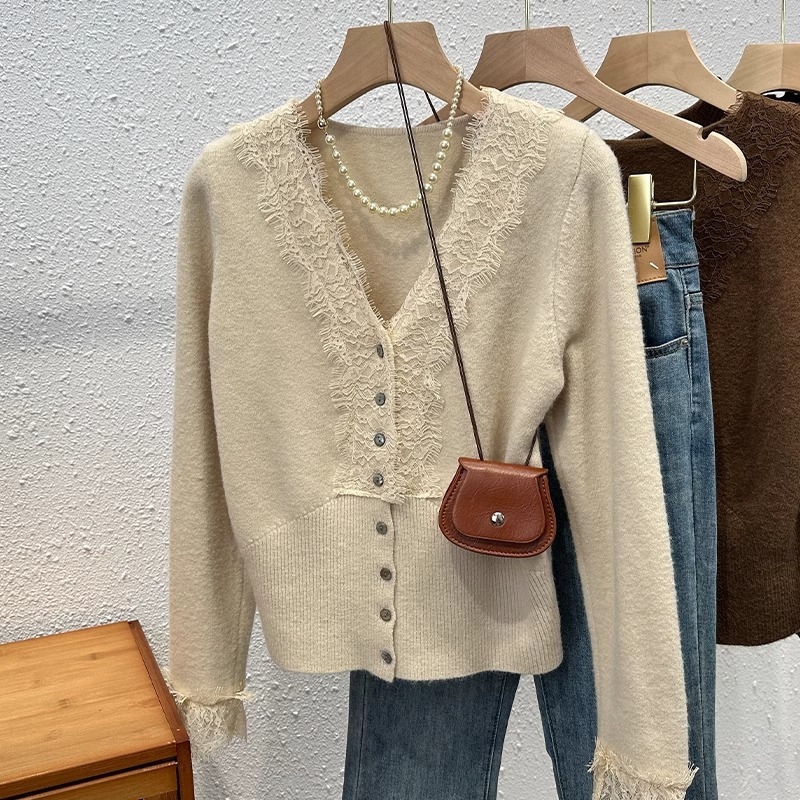 Cardigan tricotat cu decolteu în V, accente de dantelă, design patchwork pe panouri, tricot din amestec nylon, croială slim