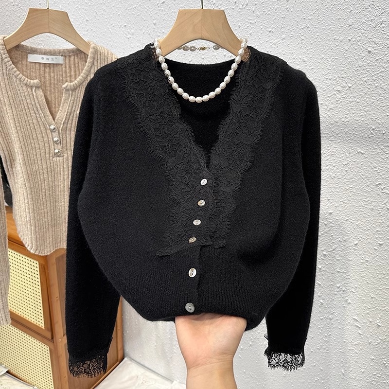 Cardigan tricotat cu decolteu în V, accente de dantelă, design patchwork pe panouri, tricot din amestec nylon, croială slim
