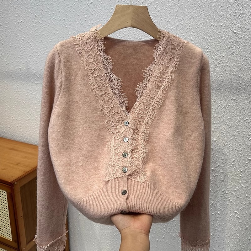 Cardigan tricotat cu decolteu în V, accente de dantelă, design patchwork pe panouri, tricot din amestec nylon, croială slim