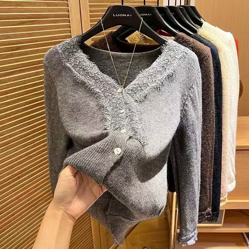 Cardigan tricotat cu decolteu în V, accente de dantelă, design patchwork pe panouri, tricot din amestec nylon, croială slim