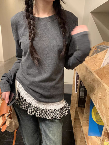 Μπλούζα από μείγμα καθαρού βαμβακιού και γερμανικού βελούδου, ρομαντικός δαντελένιος φινιρισμός με βολάν, μακριά μανίκια, στρογγυλός λαιμός